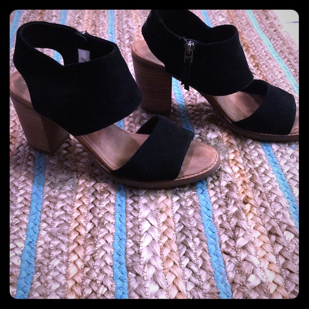 Cute Toms black heel sandal ! 8.5